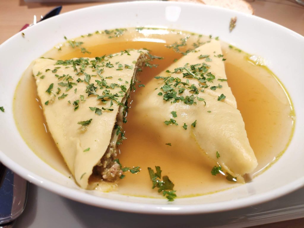 Ein Teller mit leckerem Essen.